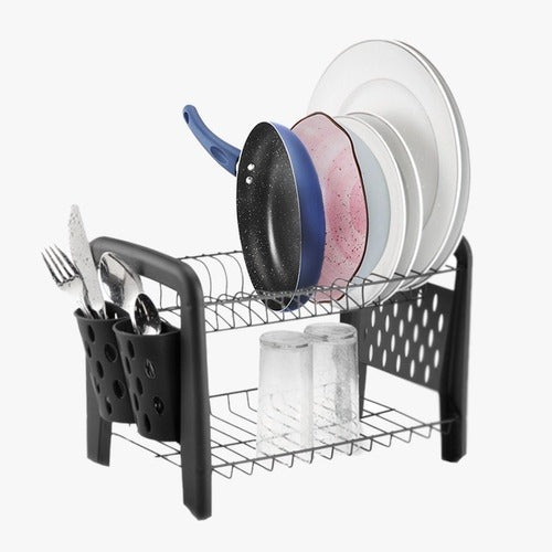 Escorredor de louça preto com pratos, panelas e porta-talheres removível.